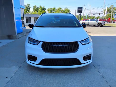 Used 2025 Chrysler Pacifica Limited FWD image 2