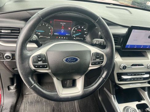 Used 2022 Ford Explorer XLT w/ Equipment Group 202A AWD/4WD image 15