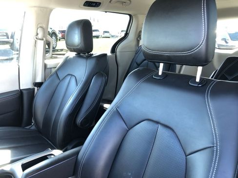 Used 2024 Chrysler Pacifica Touring-L image 14