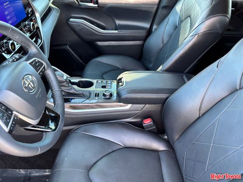 Certified 2025 Toyota Highlander Platinum AWD/4WD image 21