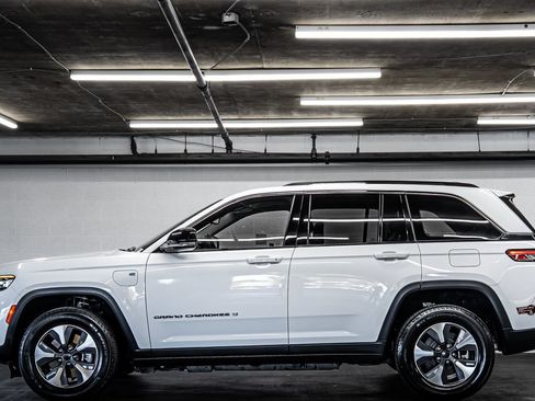 Used 2023 Jeep Grand Cherokee 4WD 4xe image 2