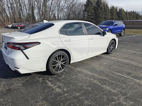 Used 2024 Toyota Camry SE image 4