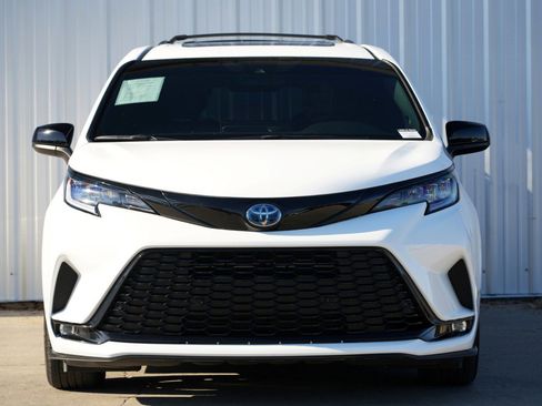 Used 2025 Toyota Sienna XSE w/ XSE Plus Package image 7