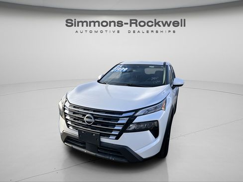 Used 2025 Nissan Rogue SV image 5