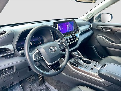 Used 2023 Toyota Highlander Platinum image 9
