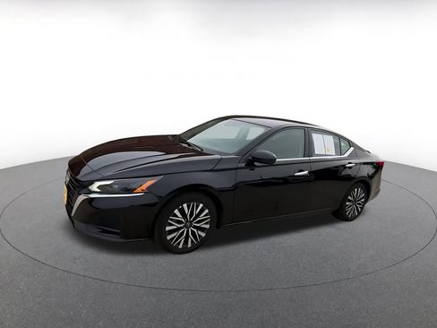 Used 2025 Nissan Altima 2.5 SV FWD image 8
