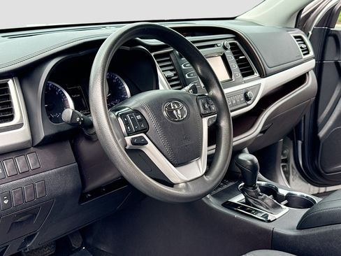Used 2019 Toyota Highlander LE AWD/4WD image 4