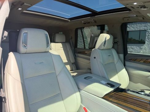 Used 2021 Cadillac Escalade Premium Luxury Platinum AWD/4WD image 33