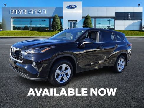 Used 2024 Toyota Highlander LE image 3