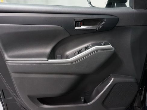 Certified 2023 Toyota Highlander XLE image 31