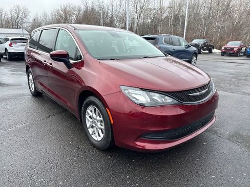 Used 2023 Chrysler Voyager LX image 7