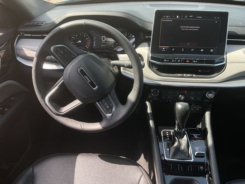 Used 2025 Jeep Compass Limited AWD/4WD image 10
