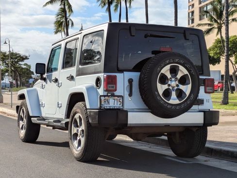 Used 2017 Jeep Wrangler Unlimited Sahara w/ Connectivity Group AWD/4WD image 3