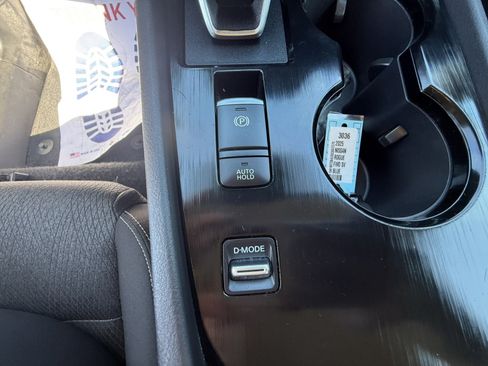 Used 2025 Nissan Rogue SV FWD image 16