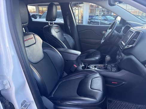 Used 2019 Jeep Cherokee Trailhawk w/ Comfort/Convenience Group image 11