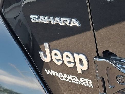 Used 2018 Jeep Wrangler Unlimited Sahara w/ Dual Top Group AWD/4WD image 30