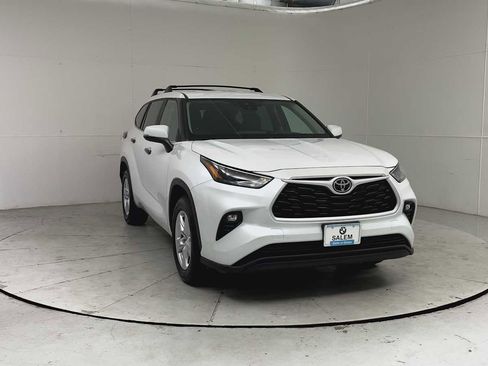 Used 2023 Toyota Highlander LE FWD image 7