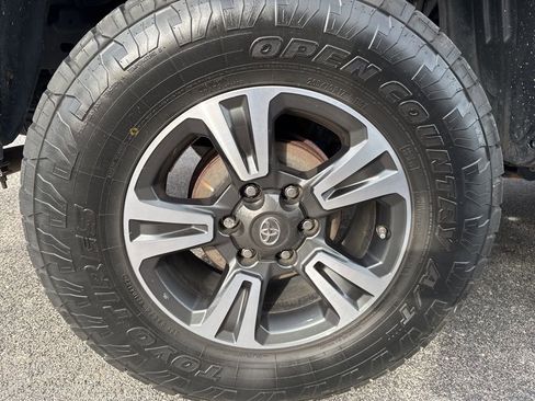 Used 2018 Toyota Tacoma TRD Sport image 12