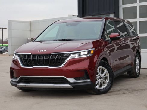 Used 2022 Kia Carnival LX image 3