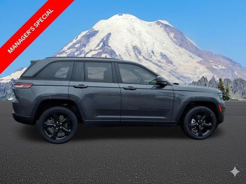 Used 2023 Jeep Grand Cherokee Altitude image 5