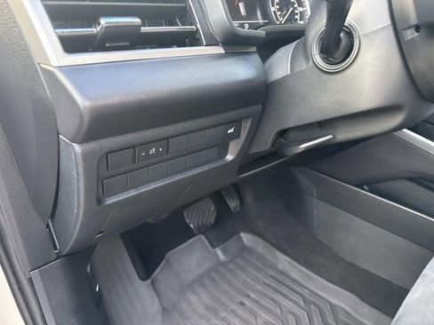 Used 2024 Mitsubishi Outlander SE image 25