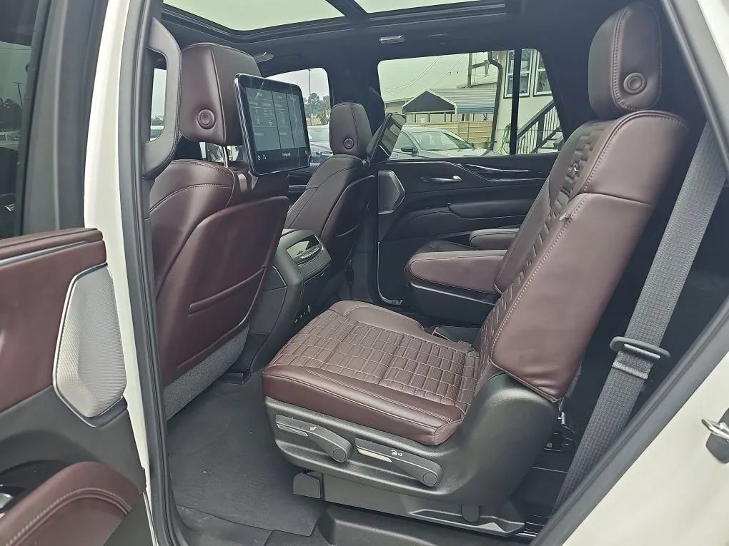 Used 2021 Cadillac Escalade Premium Luxury Platinum RWD image 22
