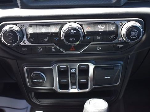 Used 2018 Jeep Wrangler Unlimited Sahara AWD/4WD image 30