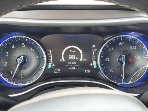 Used 2023 Chrysler Pacifica Touring-L FWD image 12