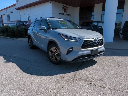 Used 2022 Toyota Highlander Bronze Edition AWD/4WD image 3