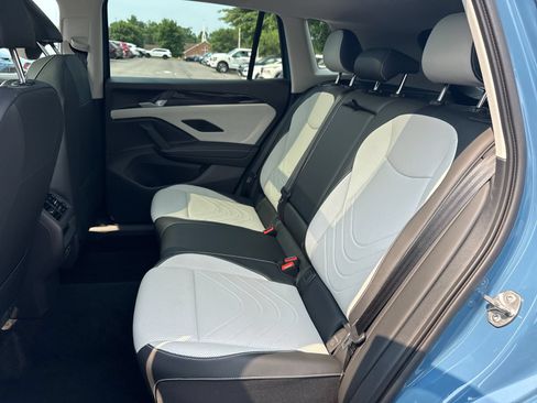 Used 2025 Volkswagen Tiguan SE w/ Panoramic Sunroof Package AWD/4WD image 26