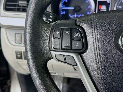 Used 2018 Toyota Highlander LE FWD image 16
