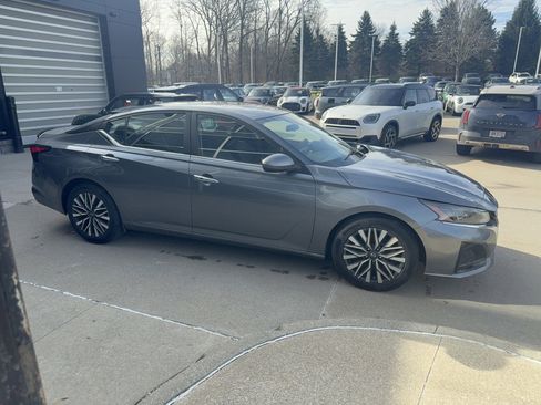 Used 2023 Nissan Altima 2.5 SV image 4