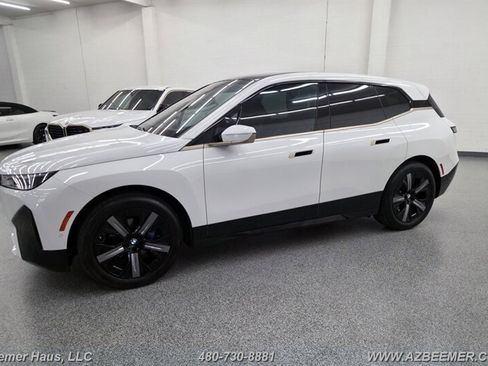 Used 2023 BMW iX xDrive50 w/ Sport Package AWD/4WD image 4