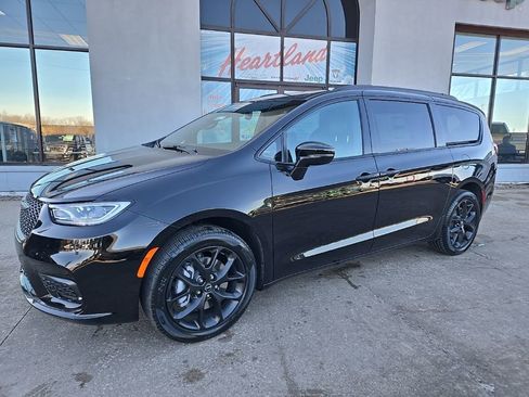 New 2026 Chrysler Pacifica Select w/ S Appearance Package image 3