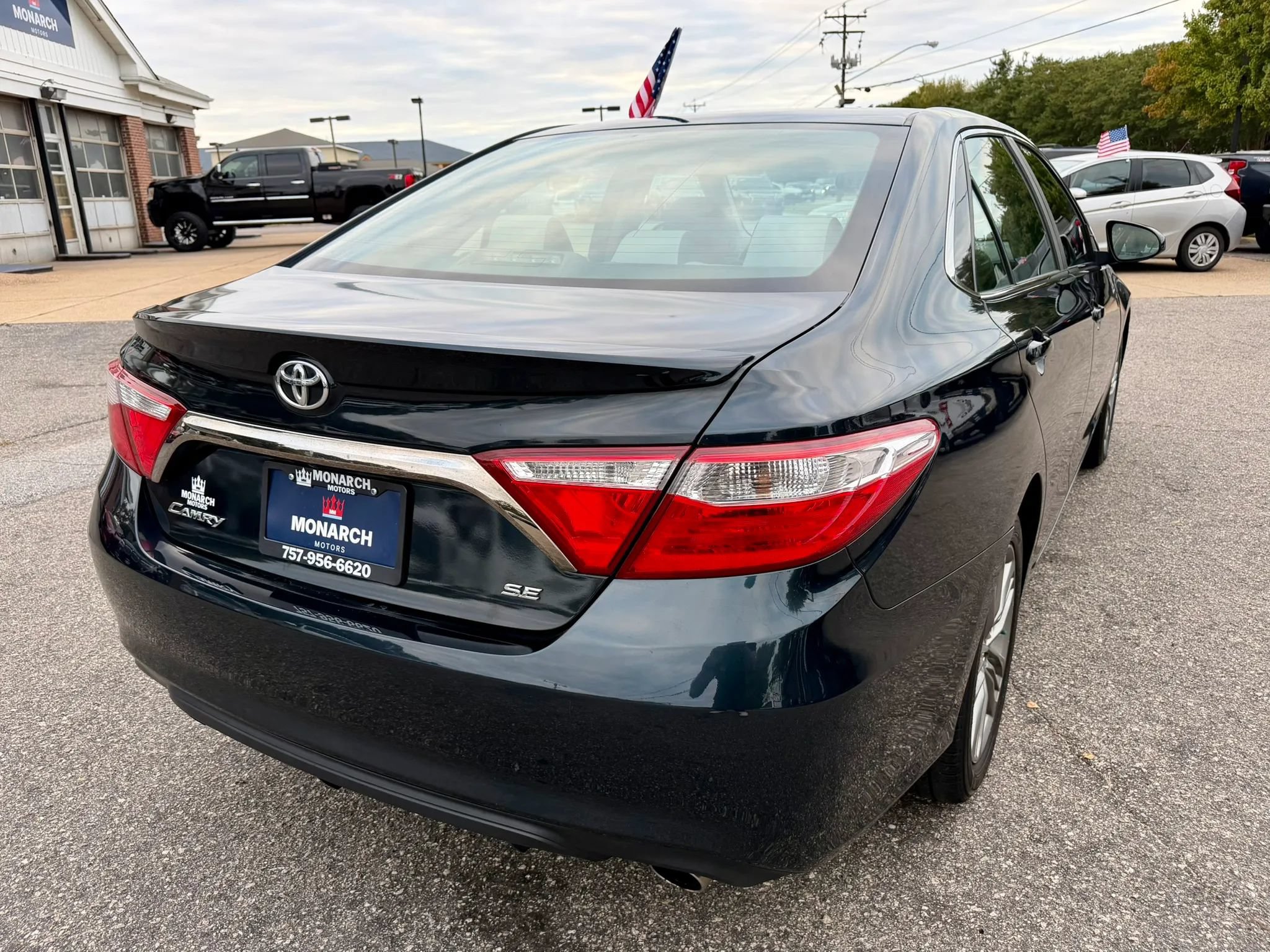 Used 2017 Toyota Camry SE FWD image 5