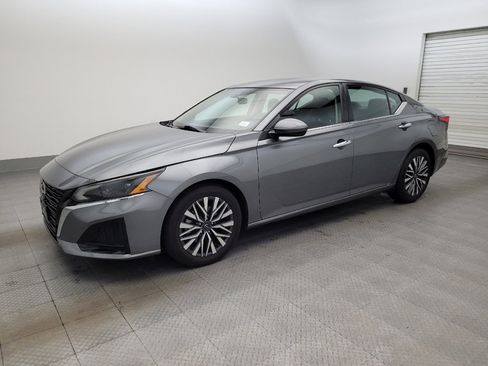 Used 2023 Nissan Altima 2.5 SV FWD image 2