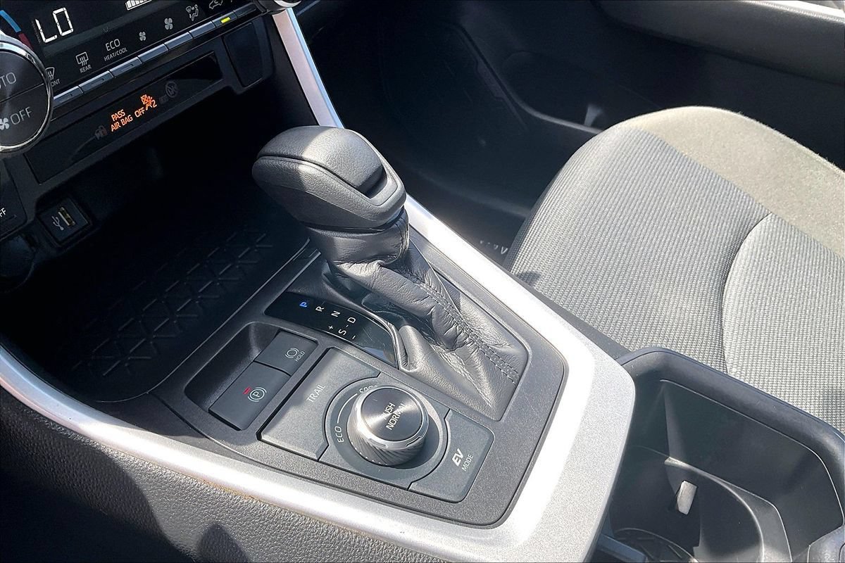 Used 2024 Toyota RAV4 LE AWD/4WD image 18