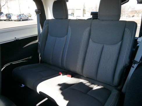 Used 2018 Jeep Wrangler Sahara w/ Connectivity Group image 33