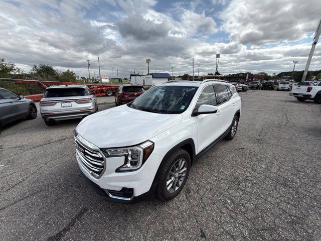 Used 2024 GMC Terrain SLT AWD/4WD image 2