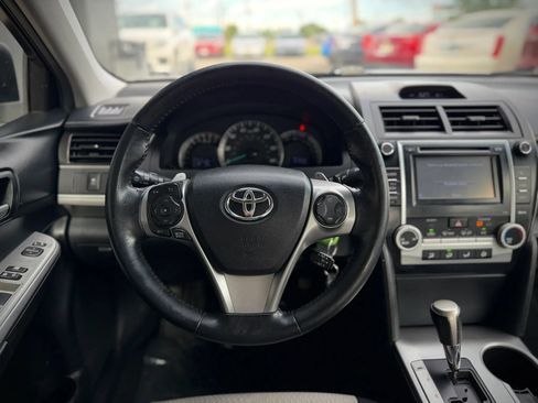 Used 2014 Toyota Camry SE w/ Moonroof Package FWD image 10
