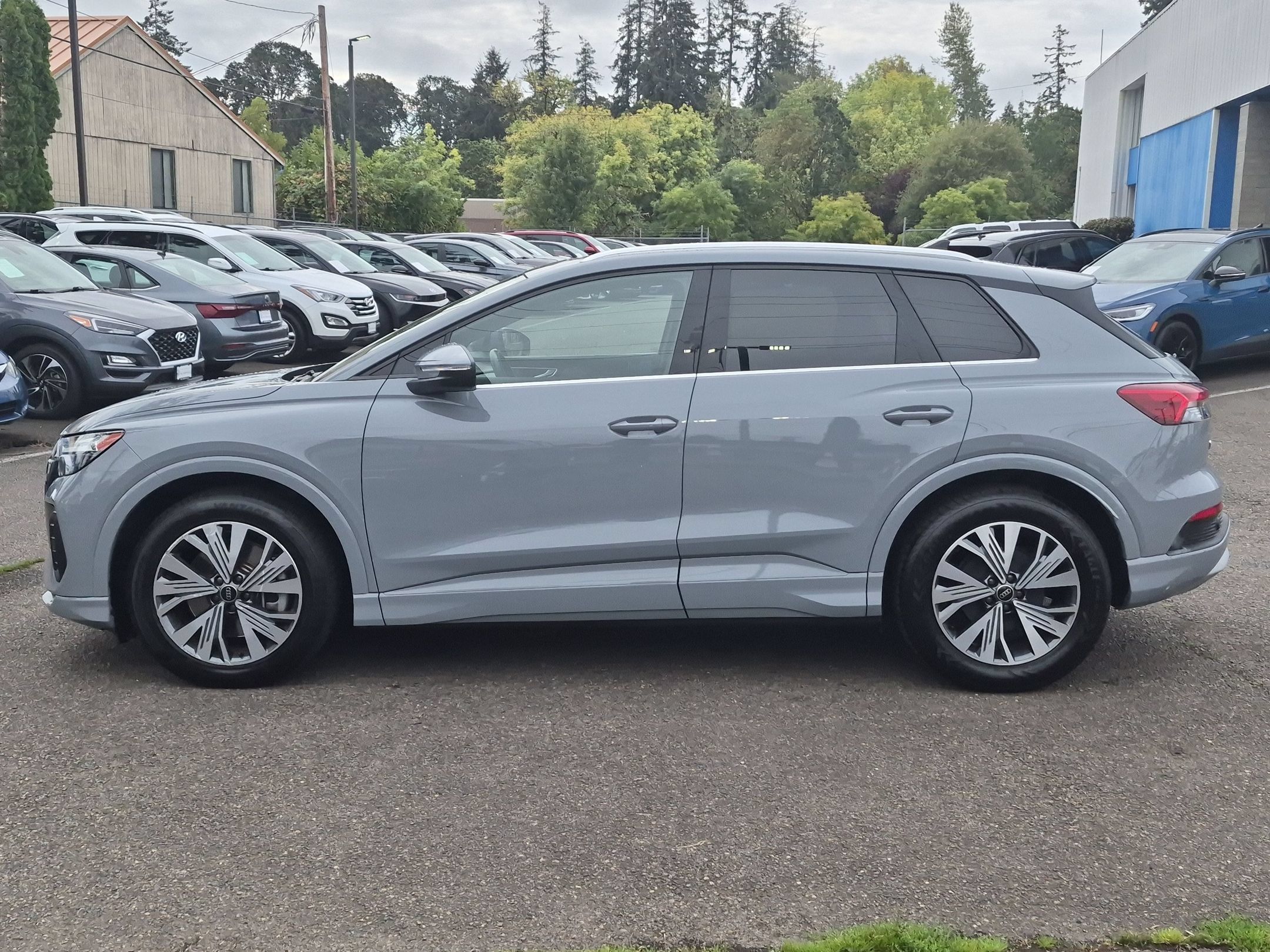 Used 2023 Audi Q4 e-tron Premium w/ Convenience Package RWD image 2