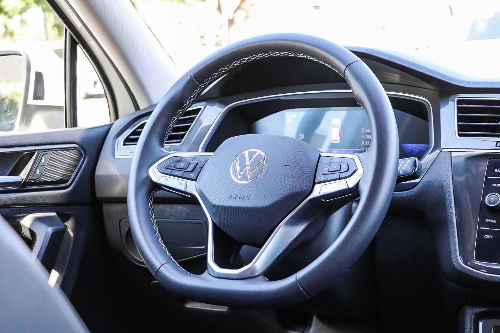 Used 2023 Volkswagen Tiguan SE FWD image 16