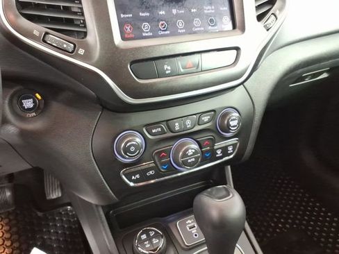 Used 2019 Jeep Cherokee Trailhawk w/ Cold Weather Group image 20