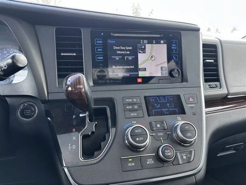 Used 2017 Toyota Sienna Limited image 15