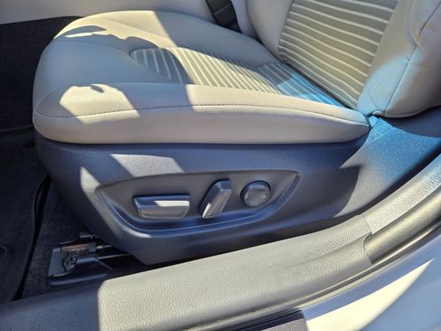 Used 2018 Toyota Camry SE w/ Moonroof Package FWD image 19
