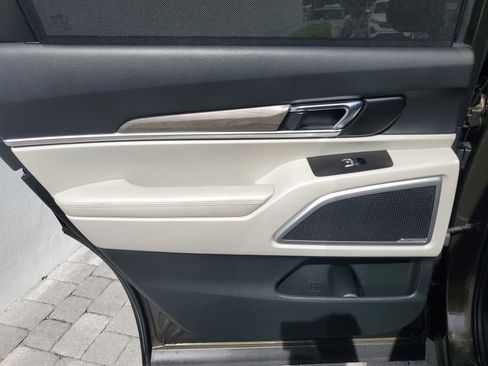 Used 2020 Kia Telluride EX w/ EX Premium Package image 11