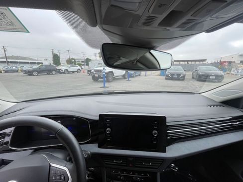 Used 2025 Volkswagen Jetta SE image 33