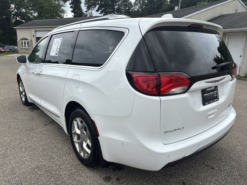 Used 2019 Chrysler Pacifica Limited w/ Advanced Safetytec Group FWD image 11