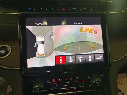 Used 2022 Jeep Grand Cherokee Summit w/ Luxury Tech Group V image 41