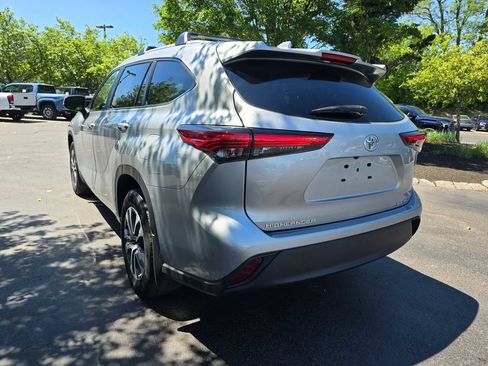 Used 2023 Toyota Highlander XLE AWD/4WD image 6
